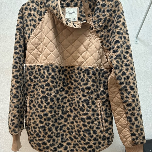 Abercrombie & Fitch Asymmetrical Snap Up Fleece Pullover Leopard Brown - Picture 3 of 6